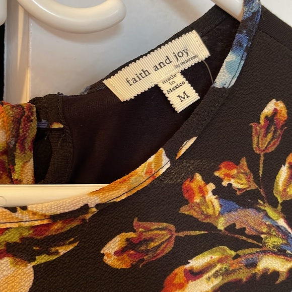 BNWT Flowered Front Top. Size M - Picture 3 of 4